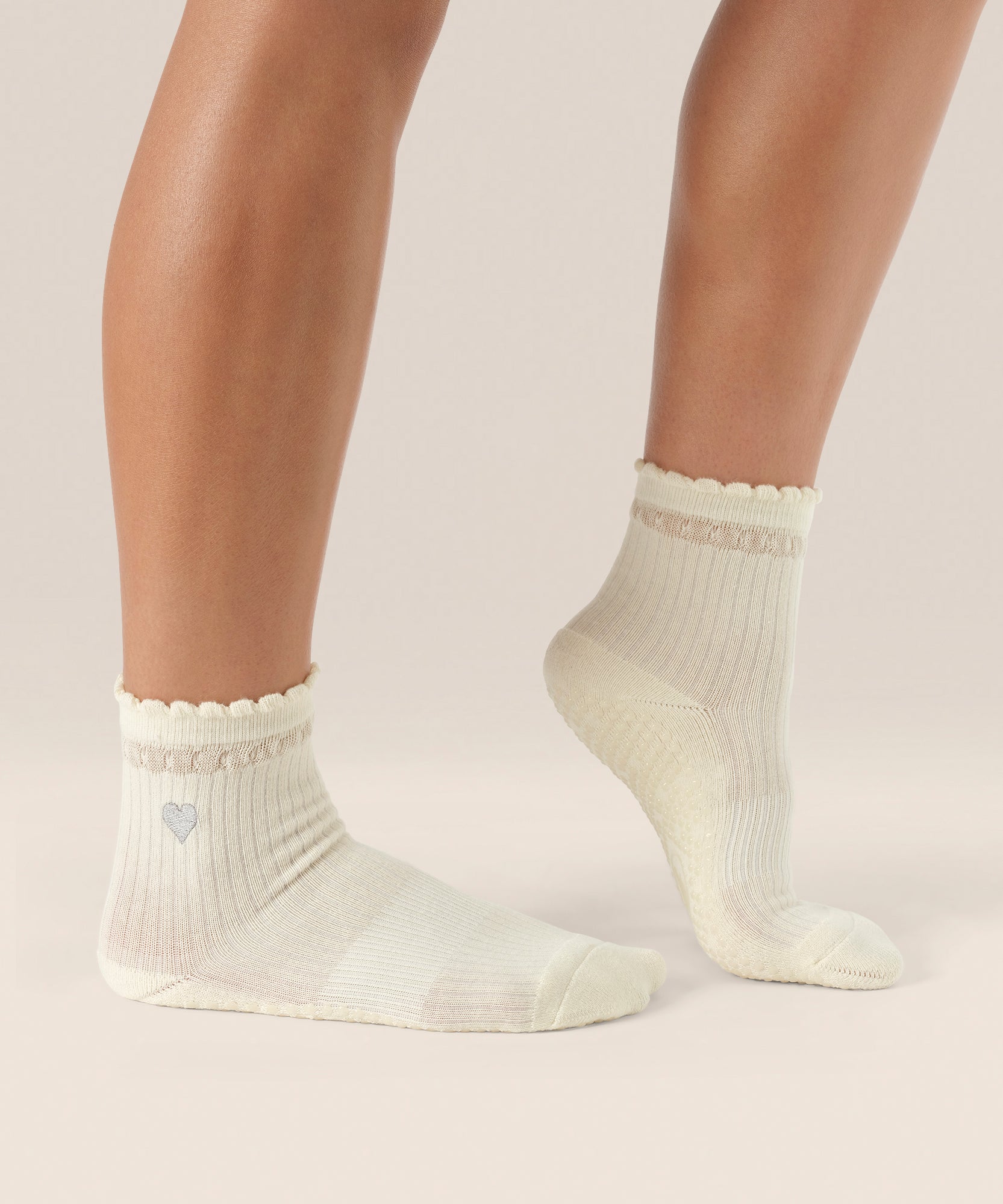 Crew Non Slip Grip Socks - Heart Ruffle Oat