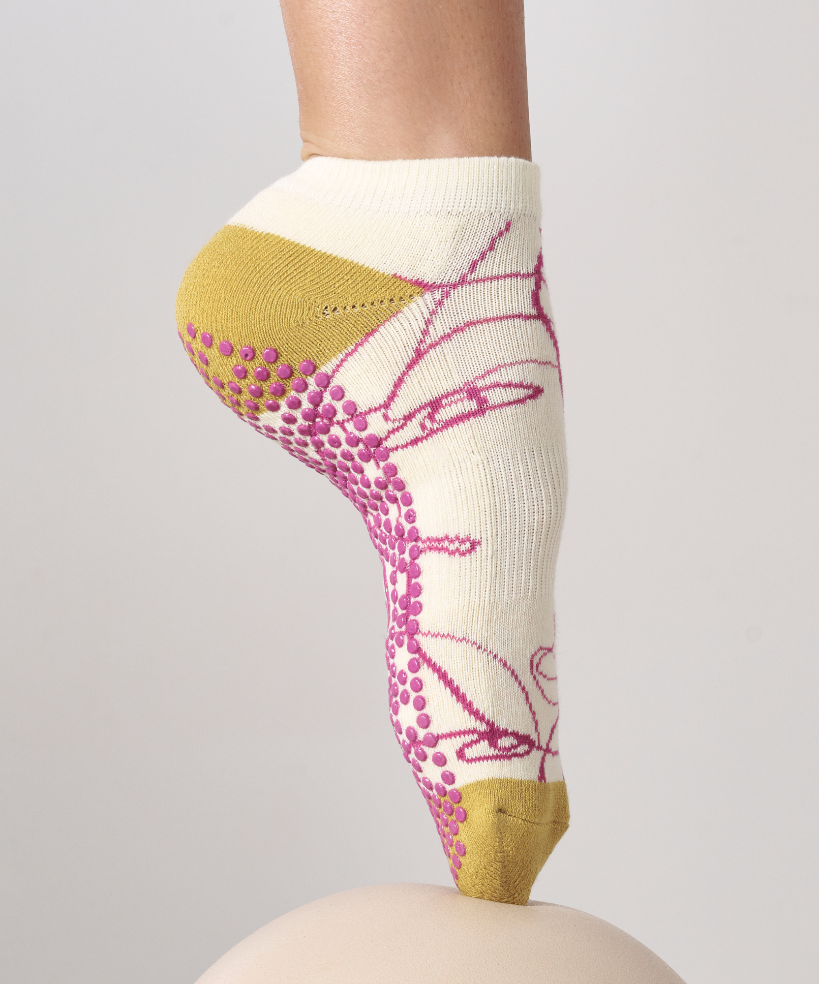 Classic Low Rise Grip Socks - Ivory Abstract.